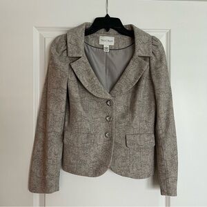 White House Black Market Gray Paisley Blazer Jacket Button Pockets Ruffle Size 4